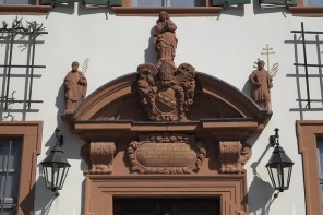 성 마르첼리노와 성 베드로_photo by GFreihalter_on the facade of the former Benedictine Abbey of St Marcellinus and Peter in Seligenstadt_Germany.jpg